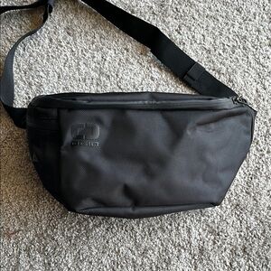 OGIO Crossbody Fanny pack
*never used*
Does have name of conference on side.